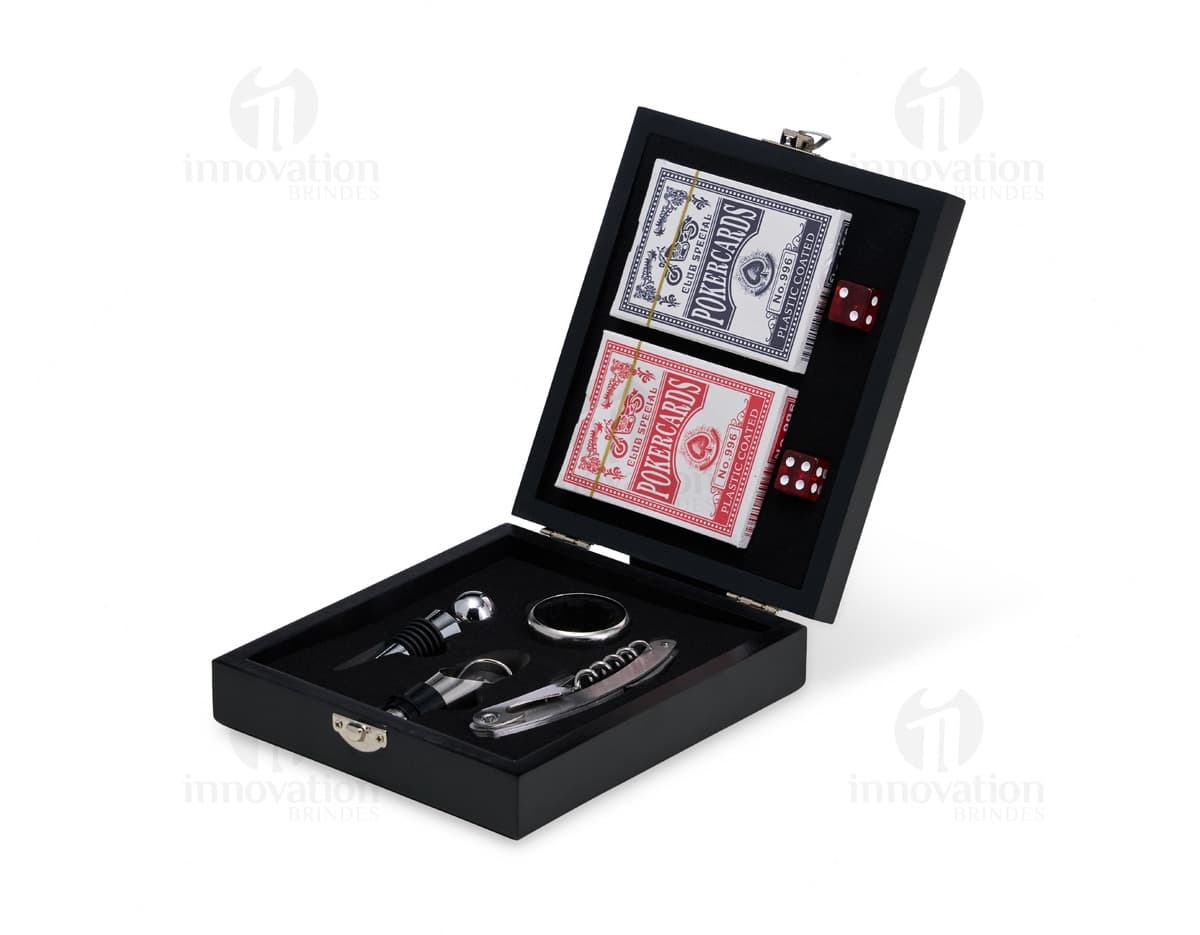 Kit de vinho elegante acompanhado de um jogo de baralho, perfeito para momentos de descontração.