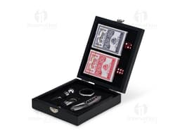 Kit de vinho elegante acompanhado de um jogo de baralho, perfeito para momentos de descontração.