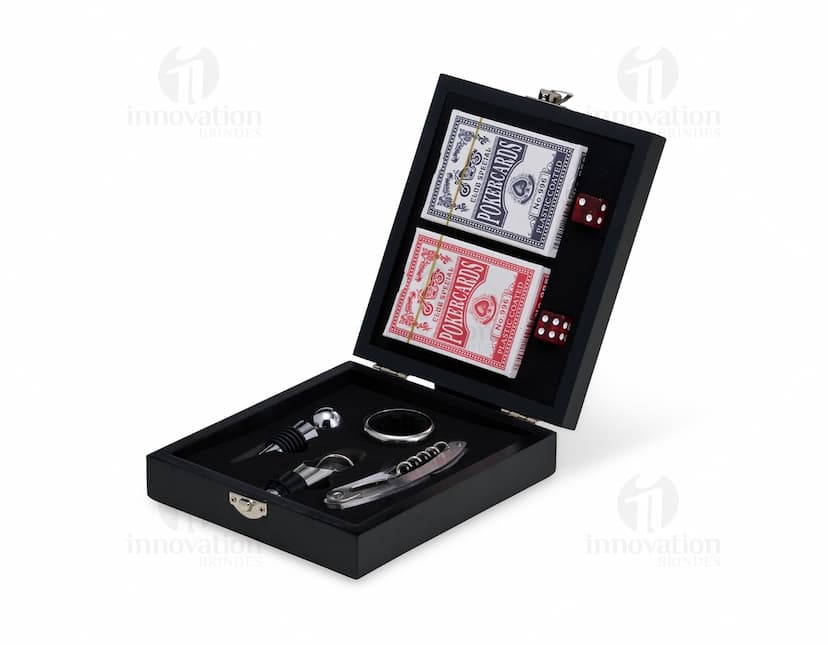 Kit de vinho elegante acompanhado de um jogo de baralho, perfeito para momentos de descontração.