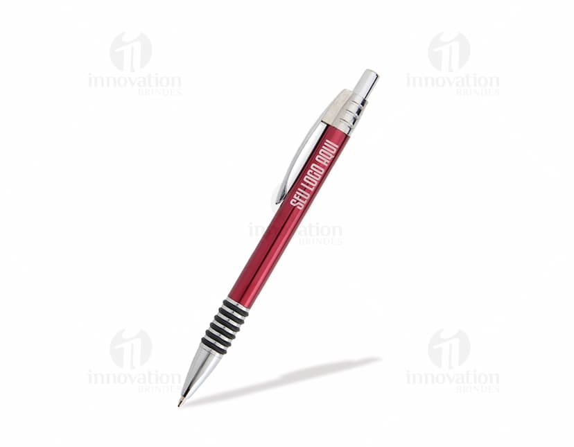 Caneta Metal em tom prateado, com detalhes de corte a laser e clip espiralado. A tampa e o corpo possuem textura antiderrapante para melhor aderência durante o uso.
