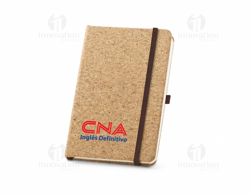 Caderno A5 em cortiça com folhas lisas.