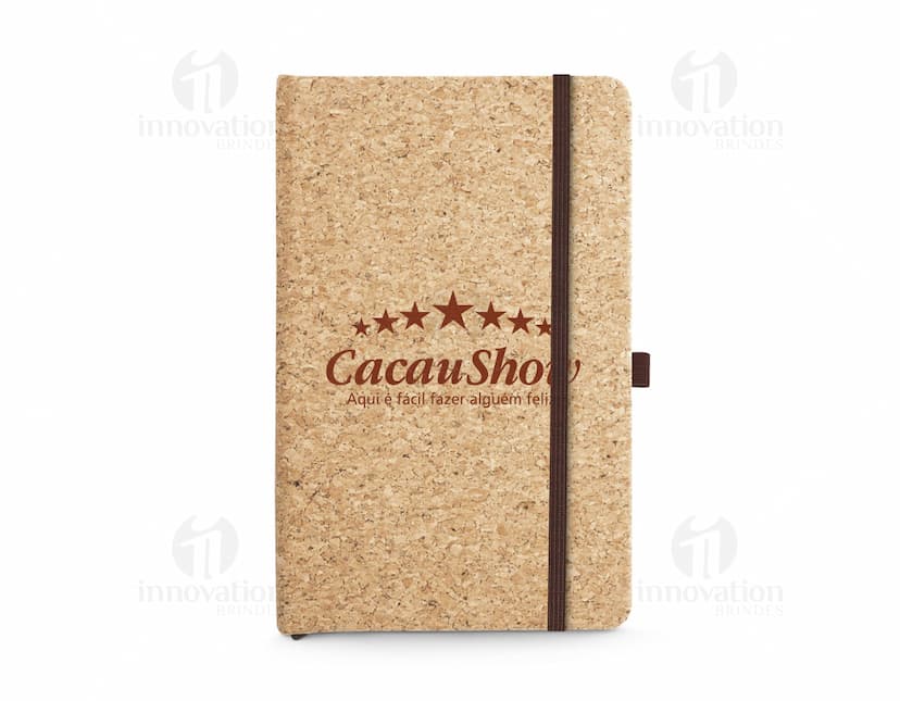 Caderno A5 em cortiça com folhas lisas.