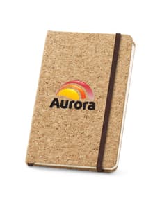 Caderno A6 em cortiça com folhas lisas.