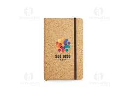 Caderno A6 em cortiça com folhas lisas.