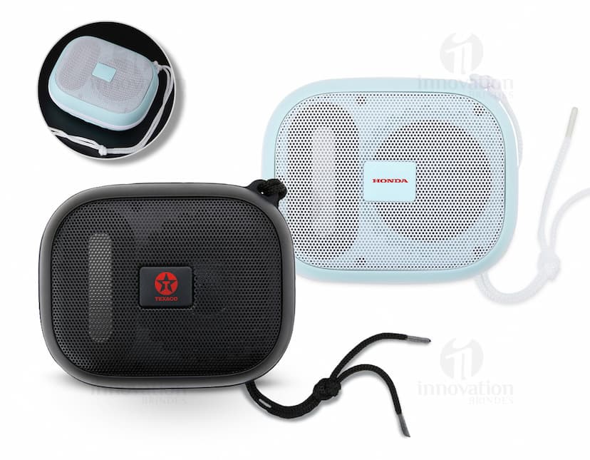 Caixa de som Bluetooth preta com design moderno e elegante, possui botões de controle na parte superior e conexão sem fio para dispositivos móveis.