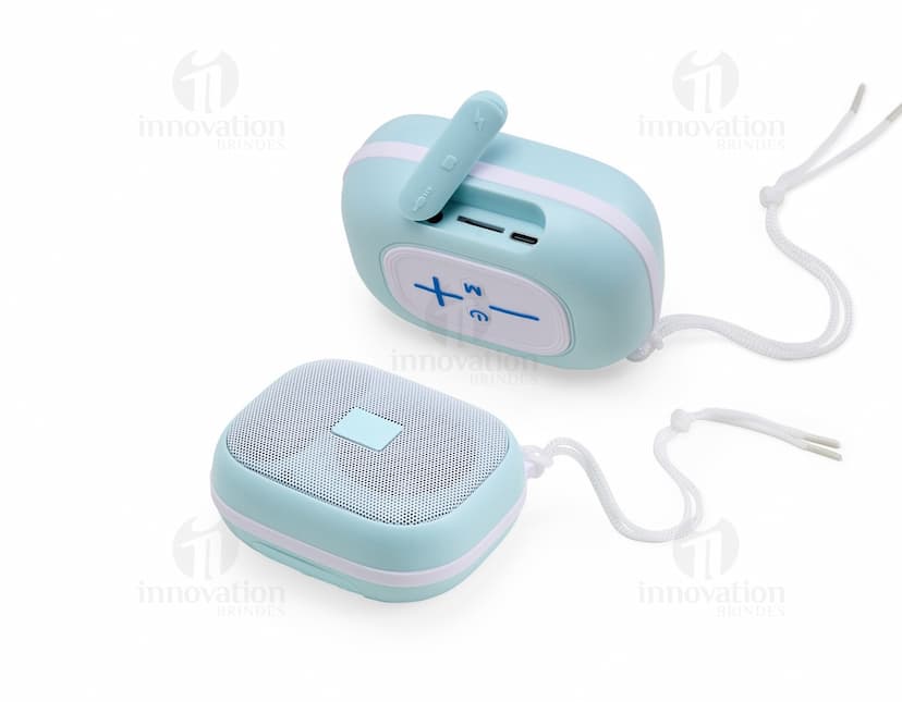 Caixa de som Bluetooth preta com design moderno e elegante, possui botões de controle na parte superior e conexão sem fio para dispositivos móveis.