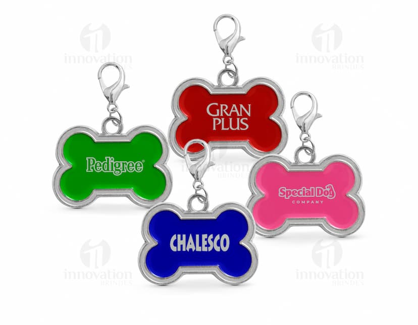 Chaveiro em formato de osso em cor prata com detalhes de patinhas.