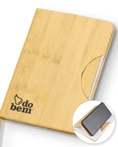 Caderneta com suporte para celular em cor rosa com elástico para prender o celular na capa frontal.