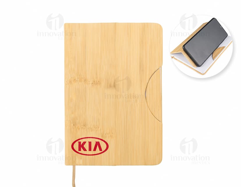Caderneta com suporte para celular em cor rosa com elástico para prender o celular na capa frontal.