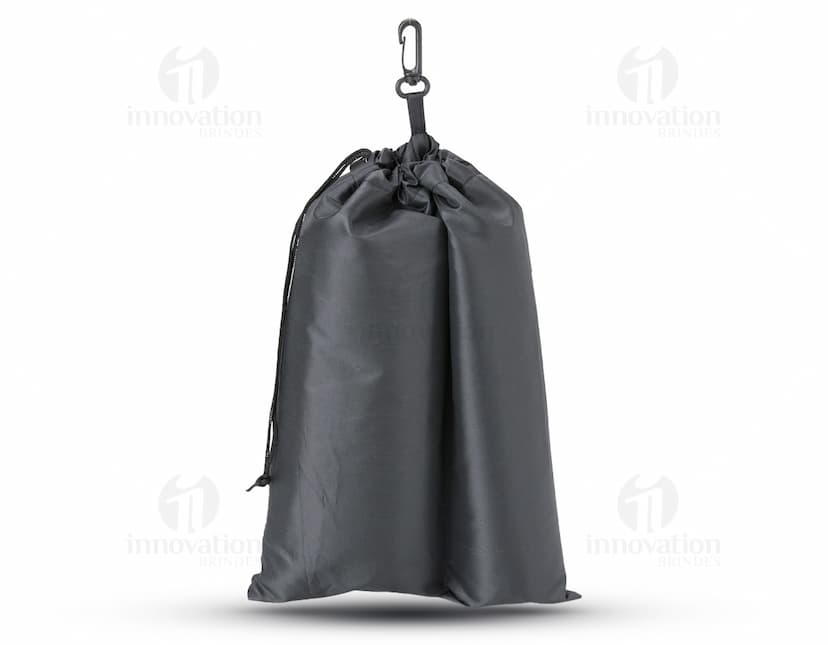 Kit chuva 2 peças contendo uma capa de chuva e uma calça, ambos na cor amarela.