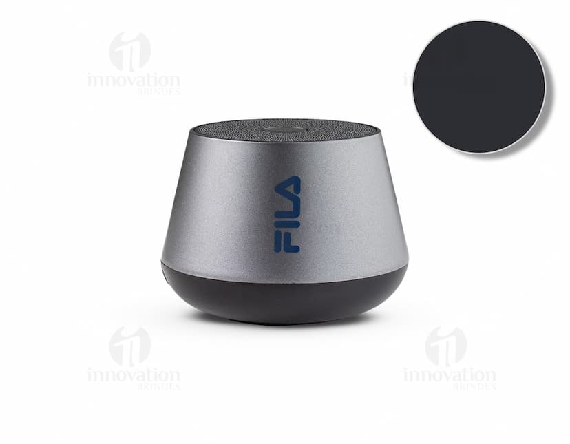 Caixinha de som wireless portátil com design compacto e elegante, na cor preta. Aparelho com botões de controle e luz indicadora de funcionamento. Ideal para ouvir música em qualquer lugar.