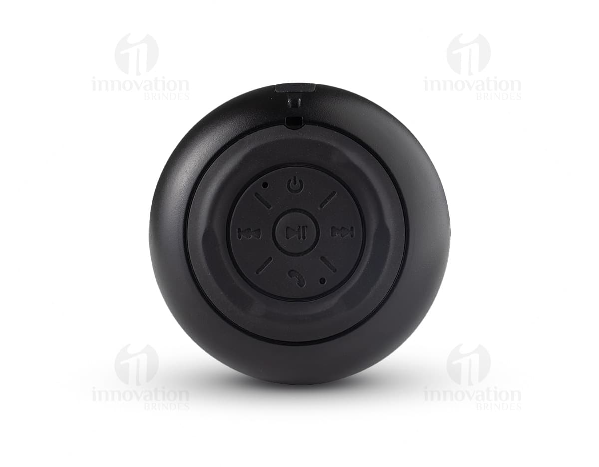 Caixinha de som wireless portátil com design compacto e elegante, na cor preta. Aparelho com botões de controle e luz indicadora de funcionamento. Ideal para ouvir música em qualquer lugar.