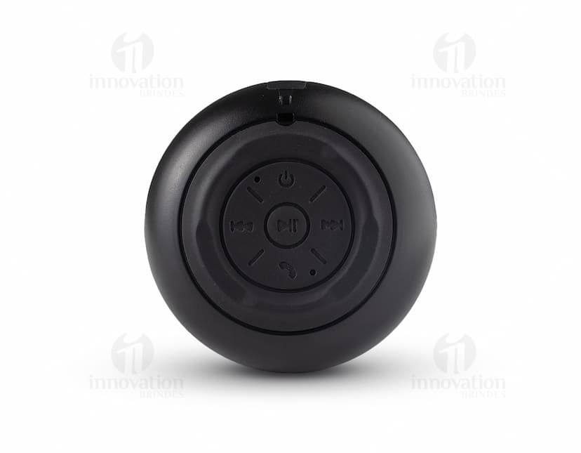Caixinha de som wireless portátil com design compacto e elegante, na cor preta. Aparelho com botões de controle e luz indicadora de funcionamento. Ideal para ouvir música em qualquer lugar.