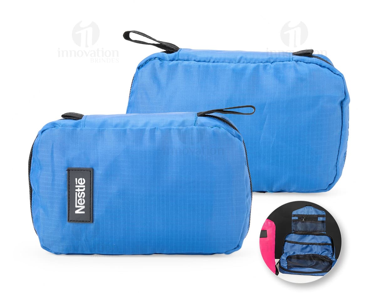 Nécessaire Nylon azul com zíper e alça lateral, ideal para organizar e armazenar itens de higiene pessoal.