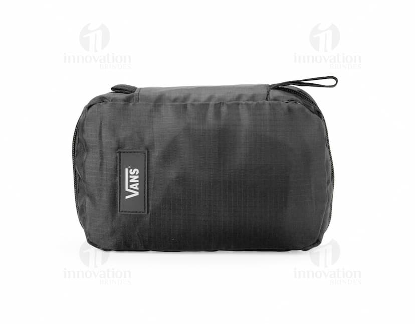 Nécessaire Nylon azul com zíper e alça lateral, ideal para organizar e armazenar itens de higiene pessoal.