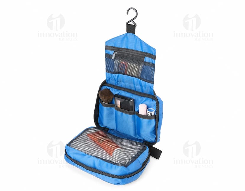 Nécessaire Nylon azul com zíper e alça lateral, ideal para organizar e armazenar itens de higiene pessoal.