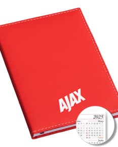 Agenda Lisa branca, com capa lisa e páginas em branco, sobre uma mesa de madeira.