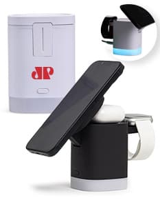 Base de carregamento por indução 3 em 1 em um ambiente de escritório, com smartphone, smartwatch e fones de ouvido colocados sobre a base.