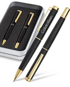 Kit com várias canetas executivas em tons de preto, prata e dourado. As canetas possuem design elegante e são ideais para uso em ambientes corporativos.
