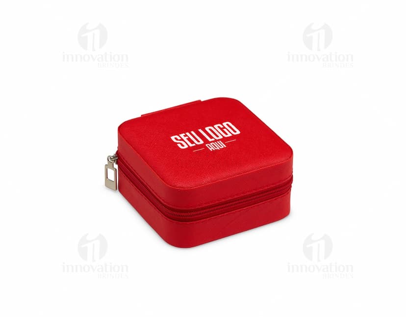 Porta-Joias com Espelho em formato retangular, com acabamento em metal dourado e detalhes em vidro. O interior é forrado com tecido aveludado nas cores preta e vermelha, possui divisórias para armazenar joias e um pequeno espelho na parte interna da tampa.