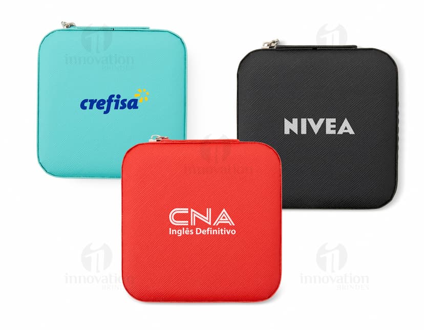Porta-Joias com Espelho em formato retangular, com acabamento em metal dourado e detalhes em vidro. O interior é forrado com tecido aveludado nas cores preta e vermelha, possui divisórias para armazenar joias e um pequeno espelho na parte interna da tampa.