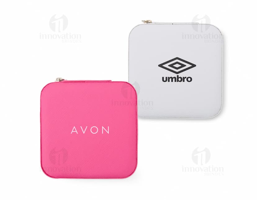 Porta-Joias com Espelho em formato retangular, com acabamento em metal dourado e detalhes em vidro. O interior é forrado com tecido aveludado nas cores preta e vermelha, possui divisórias para armazenar joias e um pequeno espelho na parte interna da tampa.