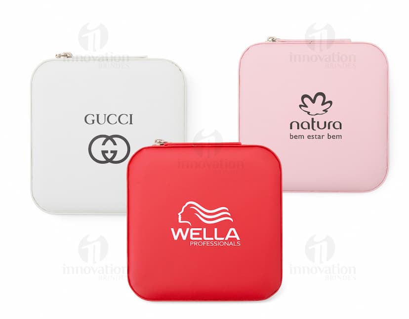 Porta-Joias Compacto com Espelho em cor branca, com compartimentos internos para organização de joias e um espelho na tampa.