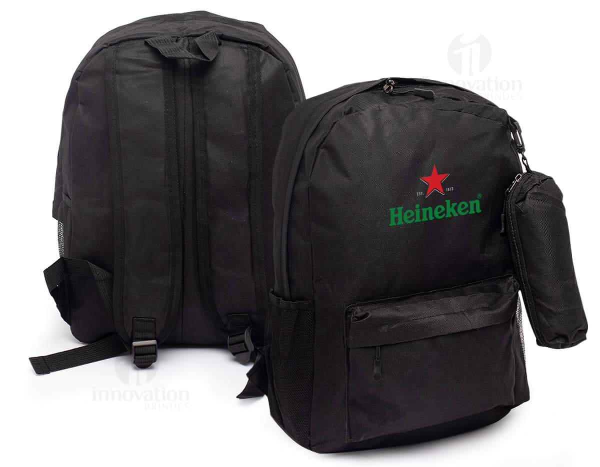 Mochila de nylon de 27 litros preta, com diversos compartimentos e alças acolchoadas.