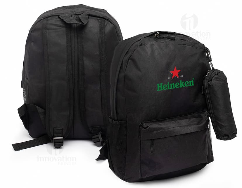 Mochila de nylon de 27 litros preta, com diversos compartimentos e alças acolchoadas.