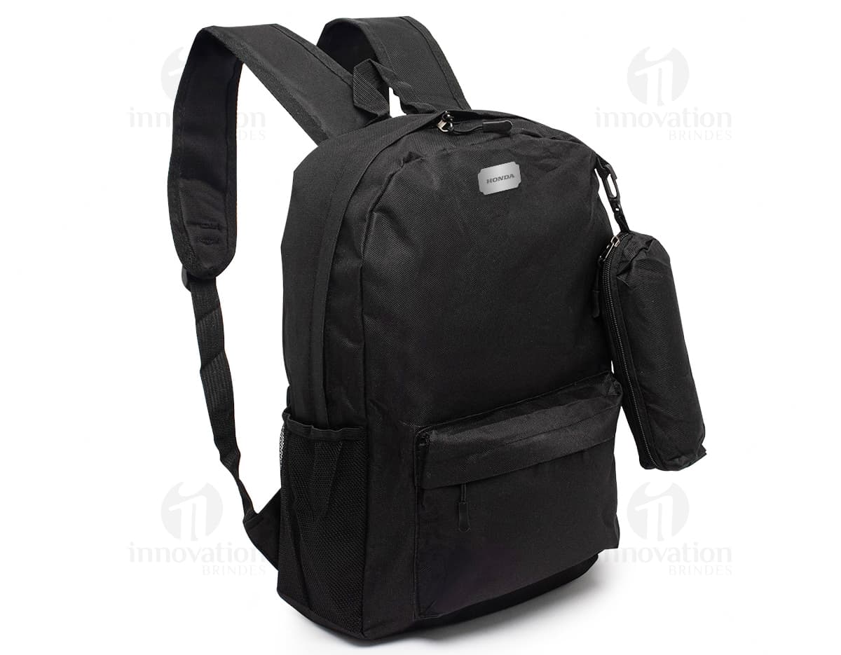Mochila de nylon de 27 litros preta, com diversos compartimentos e alças acolchoadas.