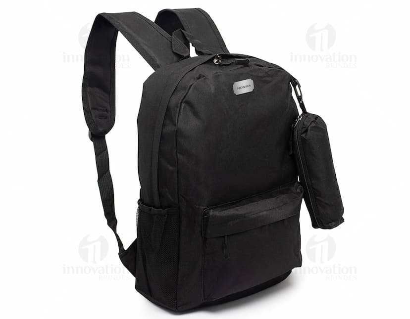 Mochila de nylon de 27 litros preta, com diversos compartimentos e alças acolchoadas.