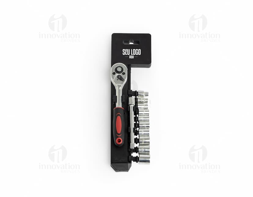 Kit ferramenta 12 peças em fundo branco, com chaves de fenda, alicates e outras ferramentas de diversos tamanhos e formatos.