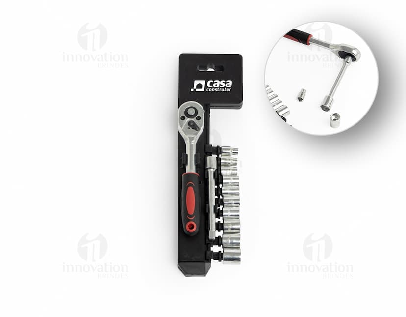 Kit ferramenta 12 peças em fundo branco, com chaves de fenda, alicates e outras ferramentas de diversos tamanhos e formatos.