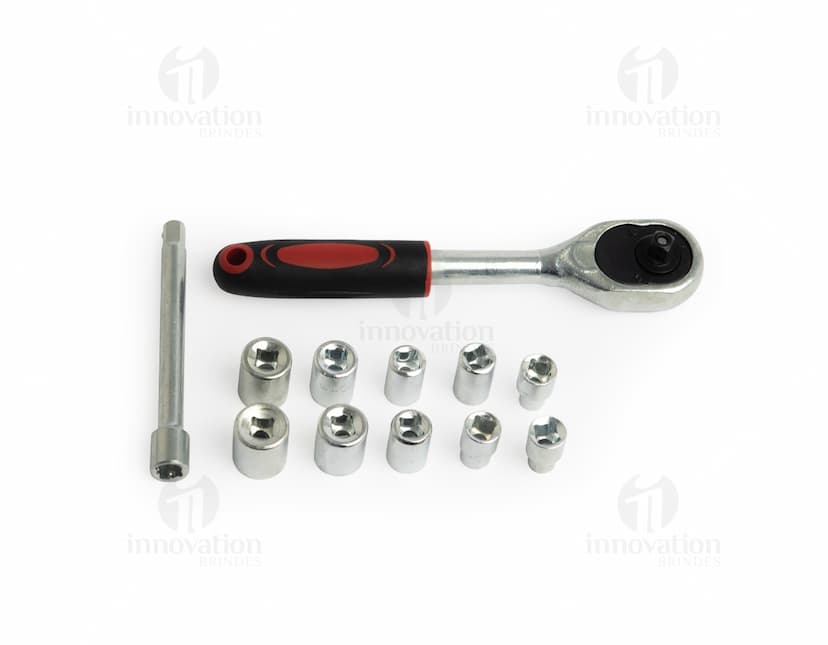 Kit ferramenta 12 peças em fundo branco, com chaves de fenda, alicates e outras ferramentas de diversos tamanhos e formatos.