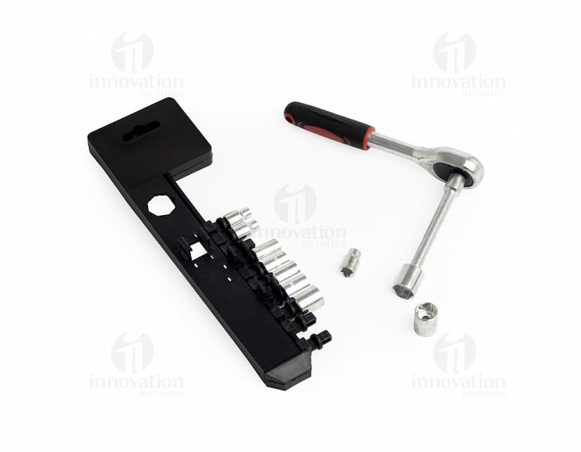 Kit ferramenta 12 peças em fundo branco, com chaves de fenda, alicates e outras ferramentas de diversos tamanhos e formatos.