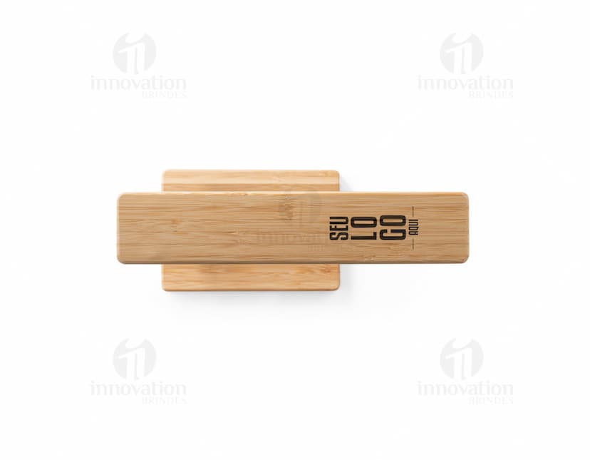 Luminária em bambu, design moderno e elegante com estrutura do teto de metal e corda pendente.
