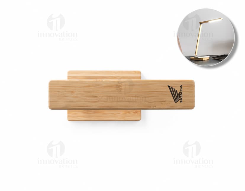 Luminária em bambu, design moderno e elegante com estrutura do teto de metal e corda pendente.