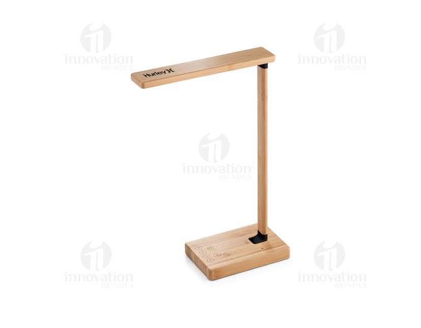 Luminária em bambu, design moderno e elegante com estrutura do teto de metal e corda pendente.