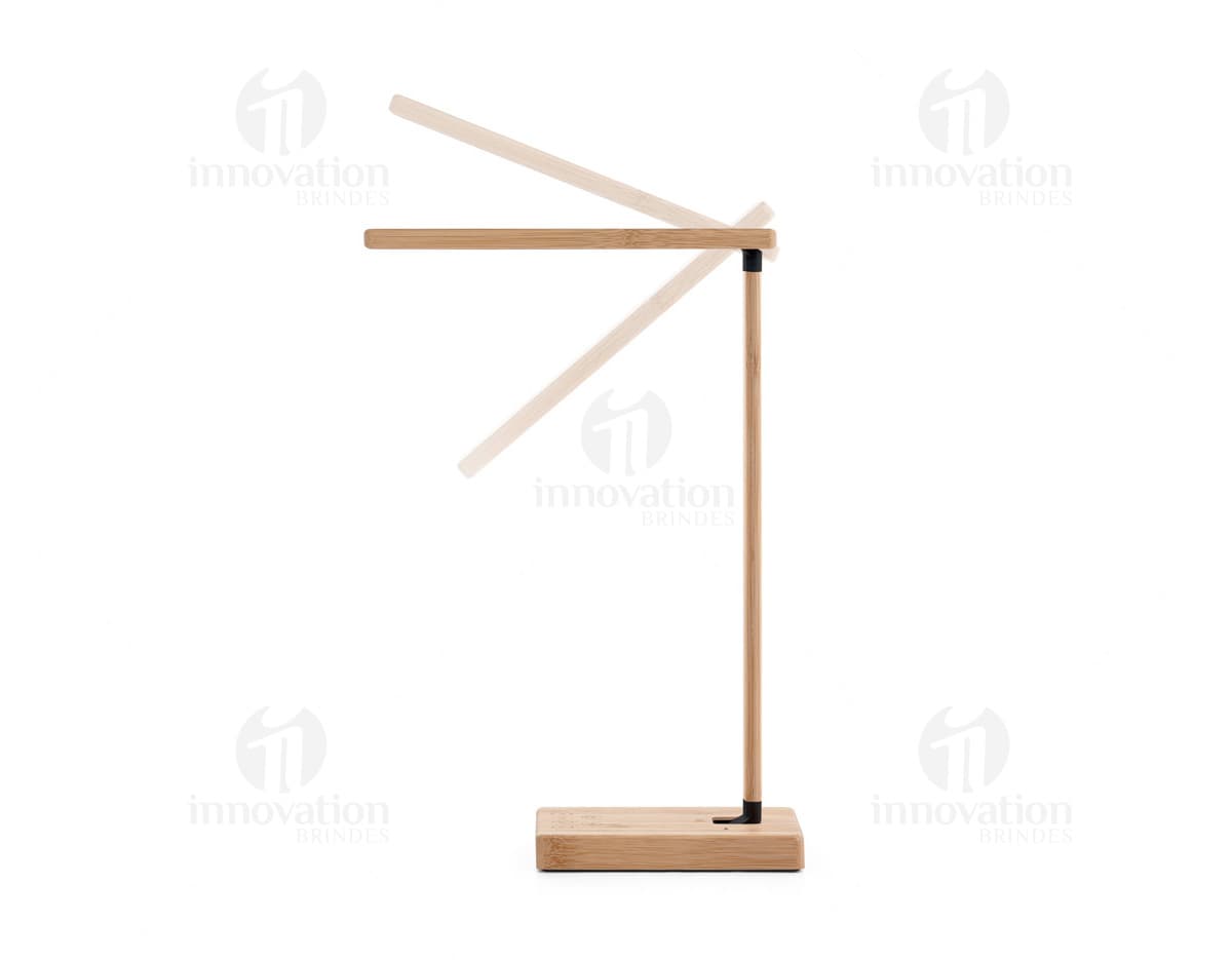 Luminária em bambu, design moderno e elegante com estrutura do teto de metal e corda pendente.