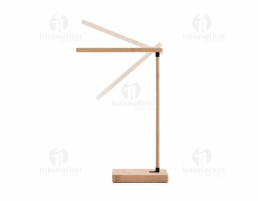 Luminária em bambu, design moderno e elegante com estrutura do teto de metal e corda pendente.