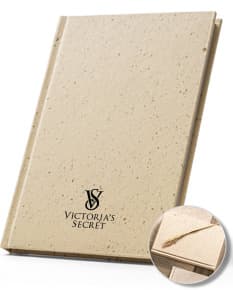 Produto: Caderno A5 com resíduos da cevada. Imagem do caderno de tamanho A5 com capa feita de resíduos da cevada.