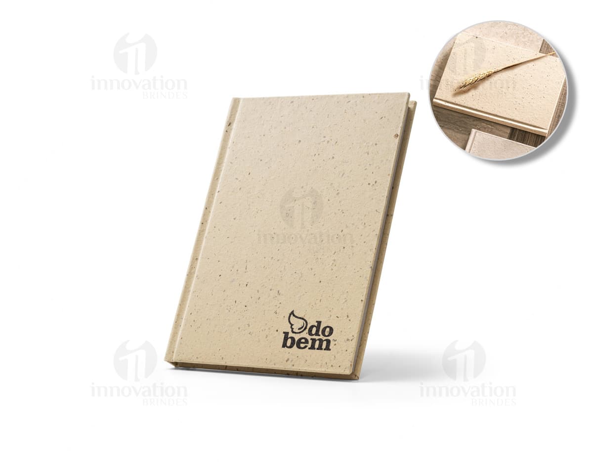 Produto: Caderno A5 com resíduos da cevada. Imagem do caderno de tamanho A5 com capa feita de resíduos da cevada.