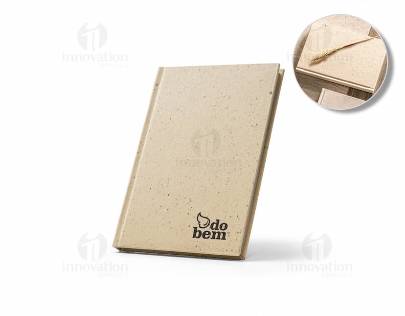 Produto: Caderno A5 com resíduos da cevada. Imagem do caderno de tamanho A5 com capa feita de resíduos da cevada.