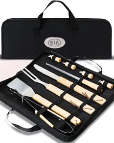 Kit Churrasco 9 Peças em fundo branco, composto por faca, garfo, pegador, espátula, escova de limpeza, tábua de corte, saleiro, paliteiro e estojo de transporte.