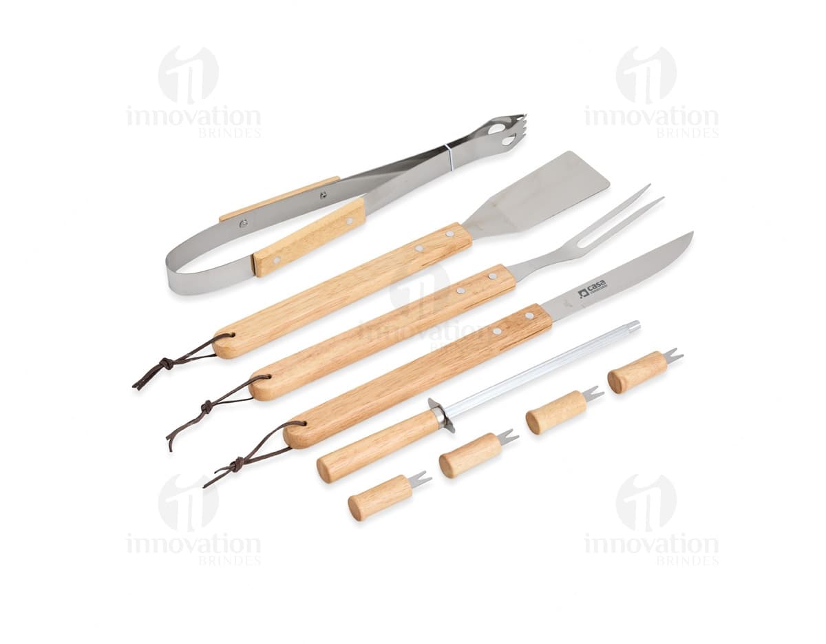 Kit Churrasco 9 Peças em fundo branco, composto por faca, garfo, pegador, espátula, escova de limpeza, tábua de corte, saleiro, paliteiro e estojo de transporte.