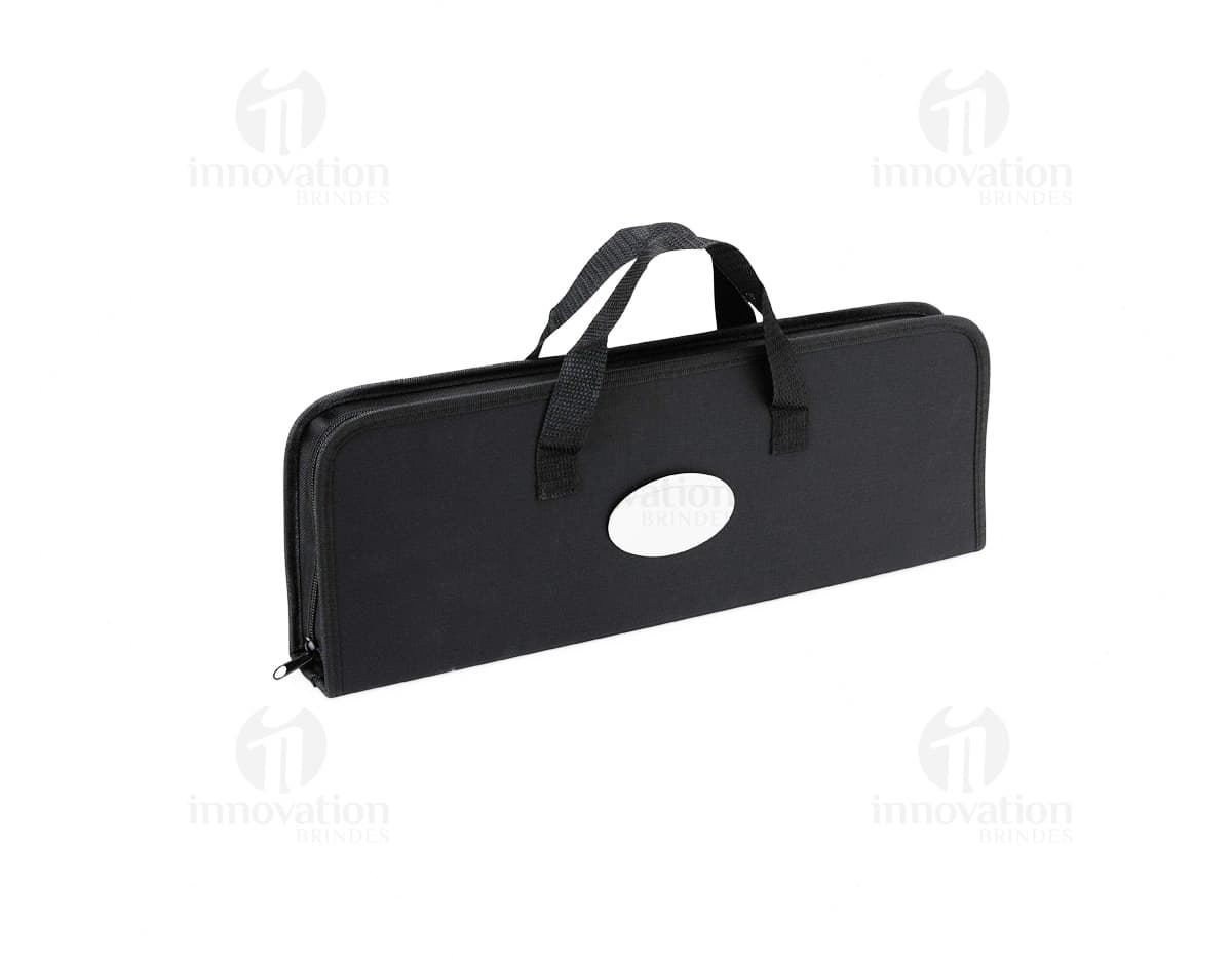 Kit Churrasco 9 Peças em fundo branco, composto por faca, garfo, pegador, espátula, escova de limpeza, tábua de corte, saleiro, paliteiro e estojo de transporte.