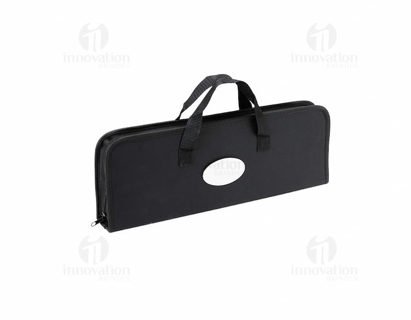 Kit Churrasco 9 Peças em fundo branco, composto por faca, garfo, pegador, espátula, escova de limpeza, tábua de corte, saleiro, paliteiro e estojo de transporte.