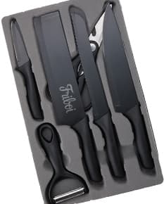 Produto Kit Churrasco 6 peças contendo faca, garfo, espátula, pinça, escova e afiador de facas em fundo branco.