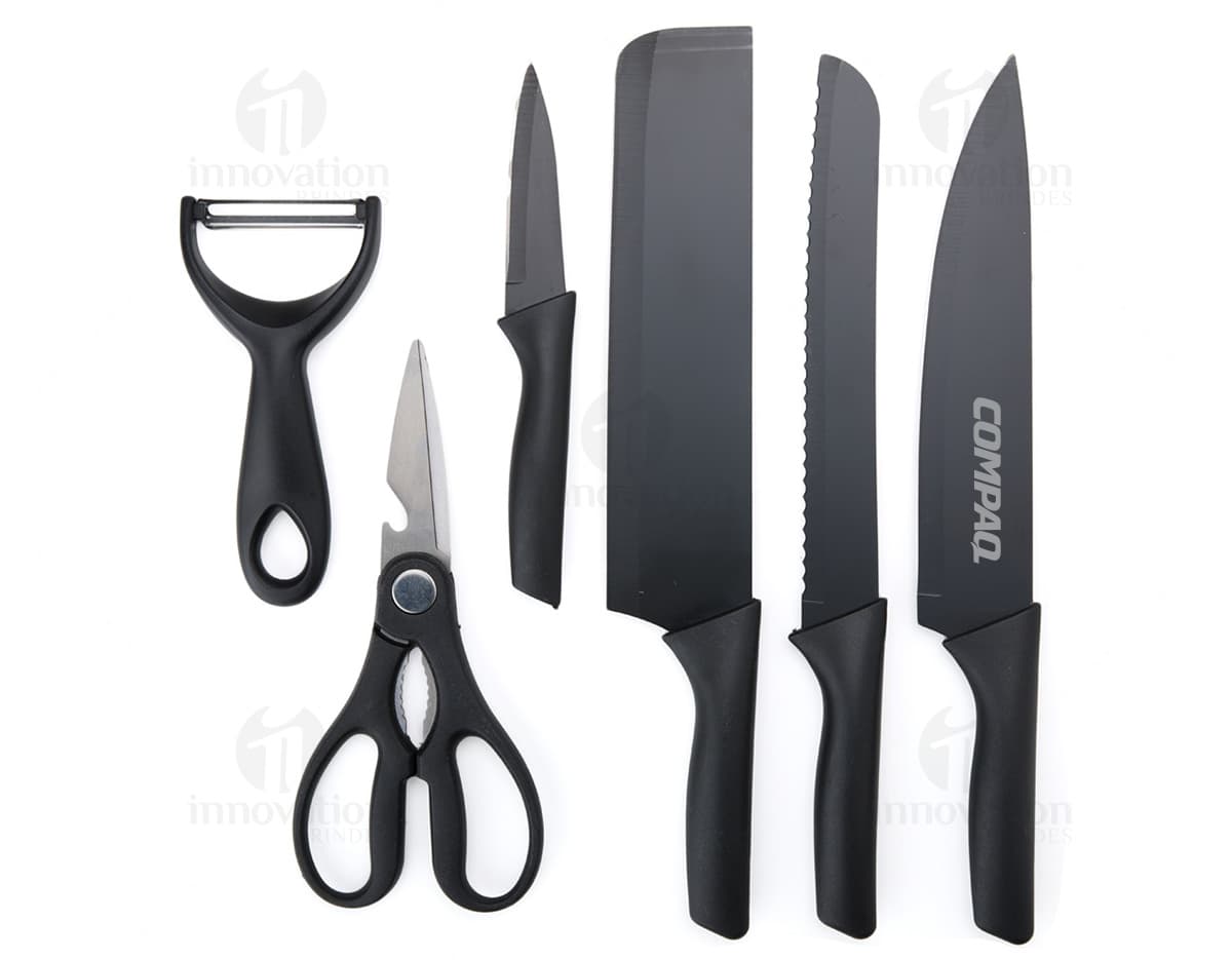 Produto Kit Churrasco 6 peças contendo faca, garfo, espátula, pinça, escova e afiador de facas em fundo branco.