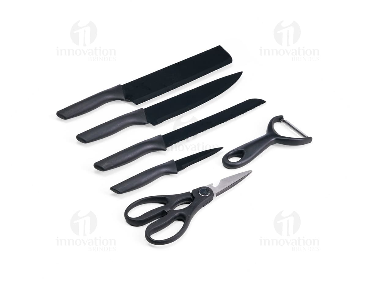 Produto Kit Churrasco 6 peças contendo faca, garfo, espátula, pinça, escova e afiador de facas em fundo branco.